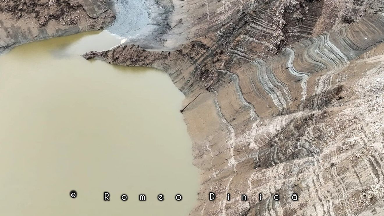FOTO Lacul Vidraru, golit pentru prima dată în aproape 60 de ani: retehnologizare de 225 de milioane de euro / Apa de aici e ”înlocuită” cu un imens val de conspirații