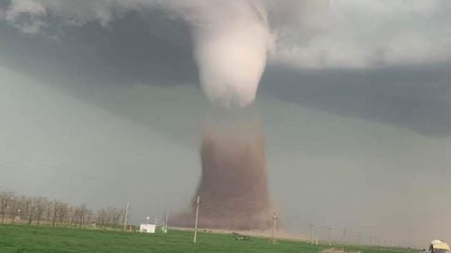 VIDEO Momentul în care autocarul cu 39 de persoane la bord a fost răsturnat de tornada din județul Călărași