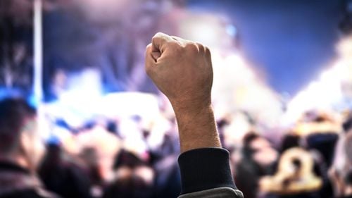 EXCLUSIV. Caz bizar. Trei extremiști de dreapta au atacat cu ciocanul membrii unei formații de rock alternativ pentru că erau de stânga și aveau ”idei progresiste/pacifiste”. Doi agresori și-au recunoscut fapele și au fost condamnați