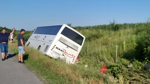 Trafic blocat pe DN2, Suceava, după ce un microbuz şi un camion s-au ciocnit / Cinci persoane au fost rănite urmând să fie transportate la spital