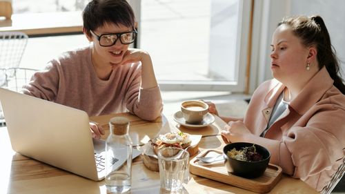 Soluțiile propuse de ANOSR pentru rezolvarea dificultăților cu care se confruntă studenții cu dizabilități: Finanțare diferențiată și înființarea unei structuri responsabile cu integrarea studenților cu nevoi speciale