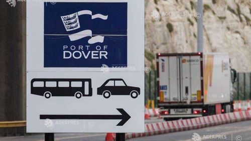 Aproape 200 de camioane au trecut prin tunelul de sub Canalul Mânecii fără probleme, în noaptea de joi spre vineri după ce Marea Britanie a ieşit din piaţa unică europeană