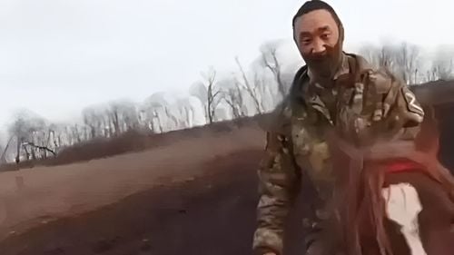 După ce Rusia a pierdut 15.000 de vehicule în Ucraina, unii dintre militarii săi au fost surprinși călărind cai: „Întoarcerea la vremurile Imperiului Rus” / Rata ridicată a pierderilor de vehicule blindate depășește cu mult capacitatea de producție a Moscovei (VIDEO)