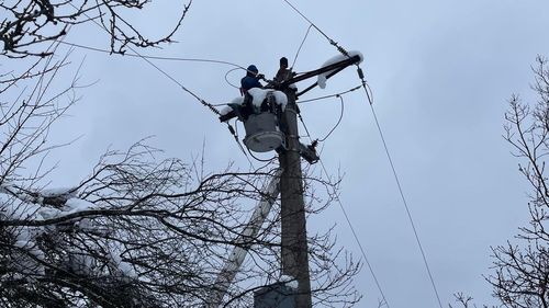 Ministrul Energiei: Aproximativ 200.000 de locuinţe, deconectate de la reţeaua de energie electrică. 86.000 au fost deja reconectate
