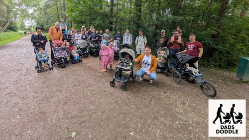 Un tată din Marea Britanie înființează un grup comunitar de mers pe jos pentru bărbații cu copii