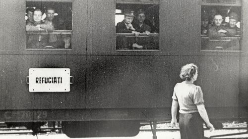 Retragerea armatei române din Basarabia și nordul Bucovinei din iunie 1940: printre cei care atacă militarii români se numără și țărani basarabeni