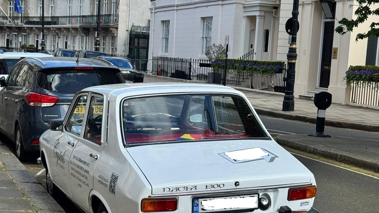 POZA ZILEI Dacia 1300 parcată pe străzile din Belgravia, cel mai bogat cartier din Londra 