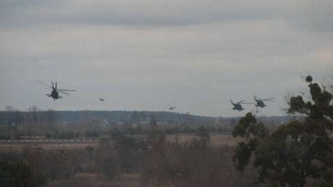 VIDEO Elicopter rusesc, doborât lângă Kiev / Lupte grele pentru controlul asupra aeroportului militar Gostomel