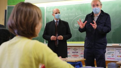 Franța: Liceele au voie să mute cel mult jumătate din predare online, dar “e preferată prezența 100% la clasă”