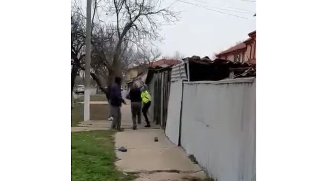 VIDEO Un brăilean de 59 de ani se luptă cu 3 polițiști / I-a lovit cu bastonul și le-a luat cătușele / Ulterior, bărbatul a fost dus la sediul poliției / E cercetat pentru ultraj și distrugere