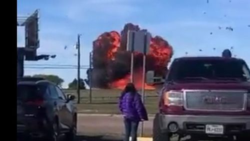 VIDEO Două avioane s-au ciocnit în timpul unui spectacol aerian la Dallas