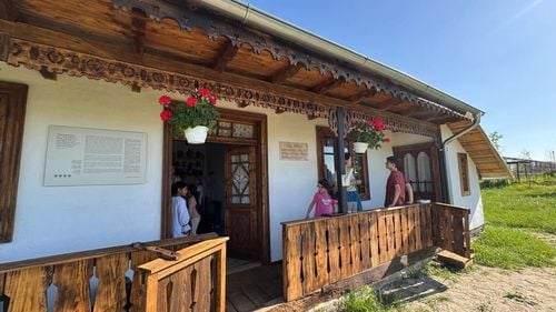 FOTO Case tradiționale din Ilfov și sudul României, unele vechi de 100 de ani, salvate de la dispariție, strămutate și readuse la viață, apoi puse în circuit public