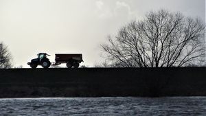 Sucevean de 84 de ani, aflat pe o bicicletă electrică, accidentat mortal de un tractor / Șoferul nu avea utilajul înmatriculat și are acum două dosare penale