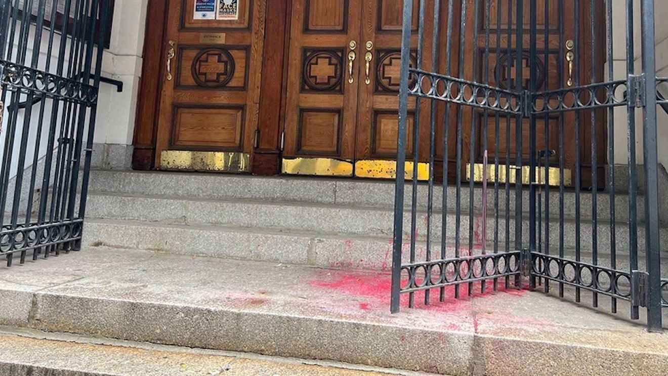 Scările catedralei ortodoxe ruse din New York au fost stropite cu vopsea roşie / Purtătorul de cuvânt al catedralei: Jumătate dintre enoriaşii bisericii sunt ucraineni şi aceasta continuă să fie principala lor casă de rugăciune