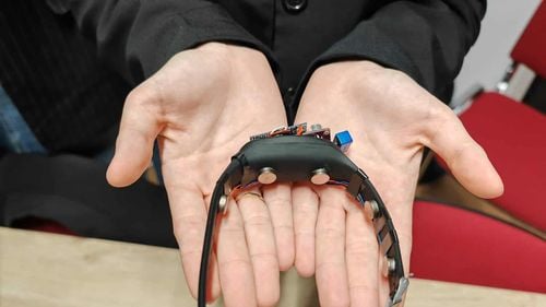 Brățară pentru surzi, care convertește muzica în vibrații, invenție a studenților Universității Tehnice din Cluj /  S-au calificat în finala competiției studențești ”Internet of Things Student Challenge”