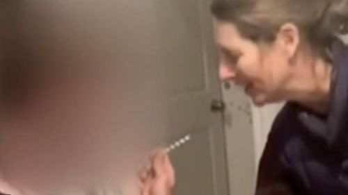 VIDEO SUA: O profesoară de biologie din New York, arestată după ce a vaccinat anti-COVID-19 un elev / Femeia riscă până la patru ani de închisoare / Elevul și-ar fi dorit să fie vaccinat