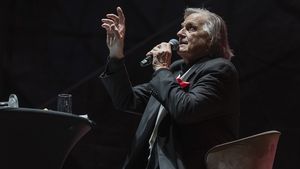 Medicul Adrian Marinescu, în urma evaluării lui Florin Piersic: Veştile sunt bune, evoluţia continuă să fie bună. M-a întrebat când se poate întoarce pe scenă