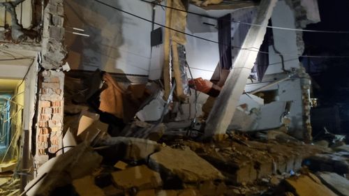 VIDEO UPDATE O persoană a murit după o explozie la un bloc din Craiova: A fost activat Planul Roșu de Intervenție / 50 de persoane evacuate / S-a prăbușit o parte dintr-un etaj