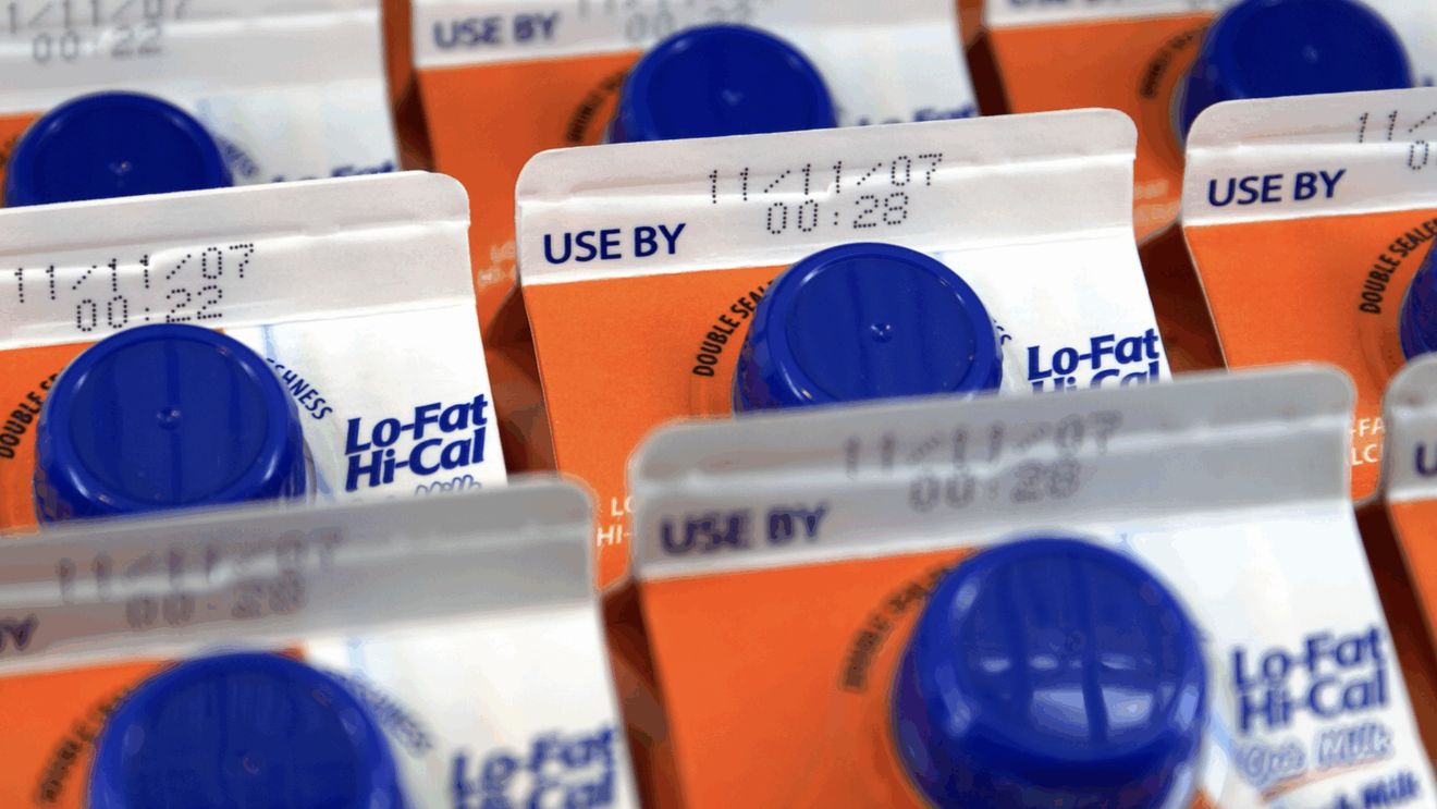 Contează cu adevărat datele de expirare de pe alimente?