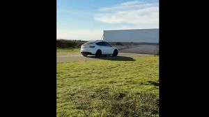 VIDEO Un youtuber american a testat dacă o Tesla Model Y pe Autopilot se va izbi de un perete camuflat, amplasat pe șosea / Cum s-a descurcat în comparație cu Lexus RX