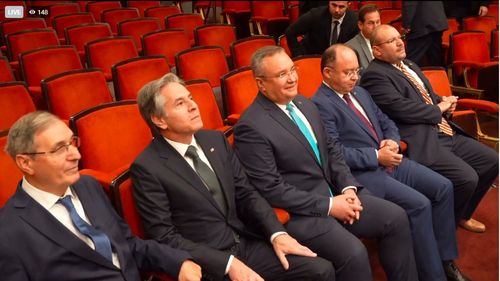 VIDEO Antony Blinken și premierul Ciucă vizitează expoziția "Noi, Poporul: 25 de ani de Parteneriat strategic", la Ateneul Român