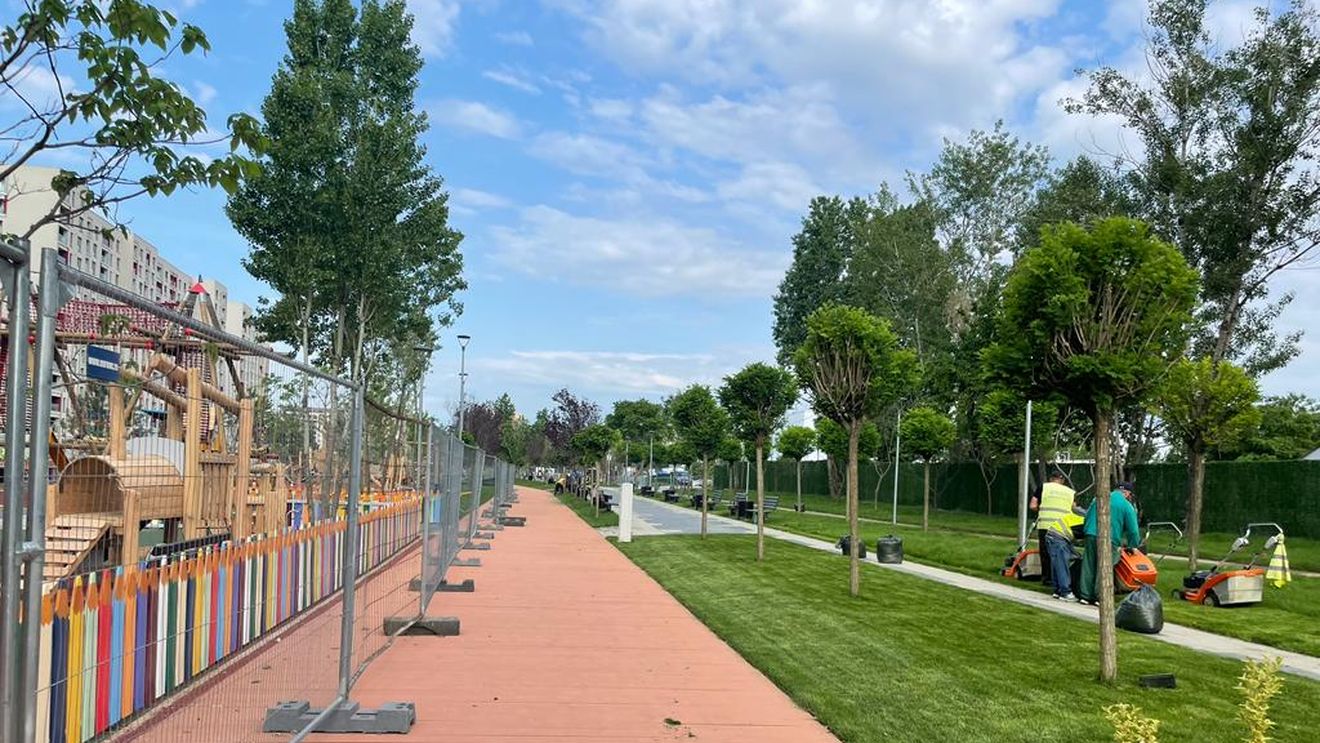 FOTO Cum arată Parcul Liniei, înainte de deschiderea oficială din 1 iunie. „Work in progress” pe fosta linie feroviară unde au apărut un loc de joacă, o fântână drydeck, terenuri de baschet și multe altele