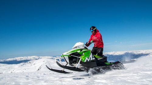 Accident groaznic pe munte: un bărbat a căzut de pe un snowmobil și a fost lovit de alt snowmobil