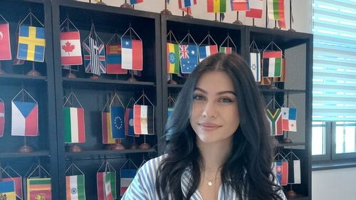 Tânără româncă, cu cetățenie americană, crescută la Viena, a ales să studieze la Universitatea din Oradea: „Aici profesorii te încurajează dacă văd că îți dorești să înveți și ai potențial. De când sunt aici mi s-au deschis multe oportunități”