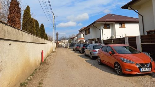 Primăria Arad a plătit 25.000 lei daune morale unei localnice pentru că strada unde locuiește nu este asfaltată