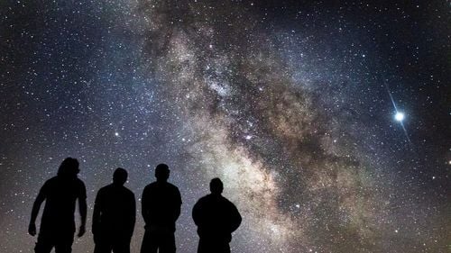 Pasionaţii de astronomie se pregătesc să asiste la o rară aliniere de planete / Momentul cel mai favorabil de observare a boltei cereşti, între primele minute de după apusul Soarelui din ziua de miercuri şi până în această vineri