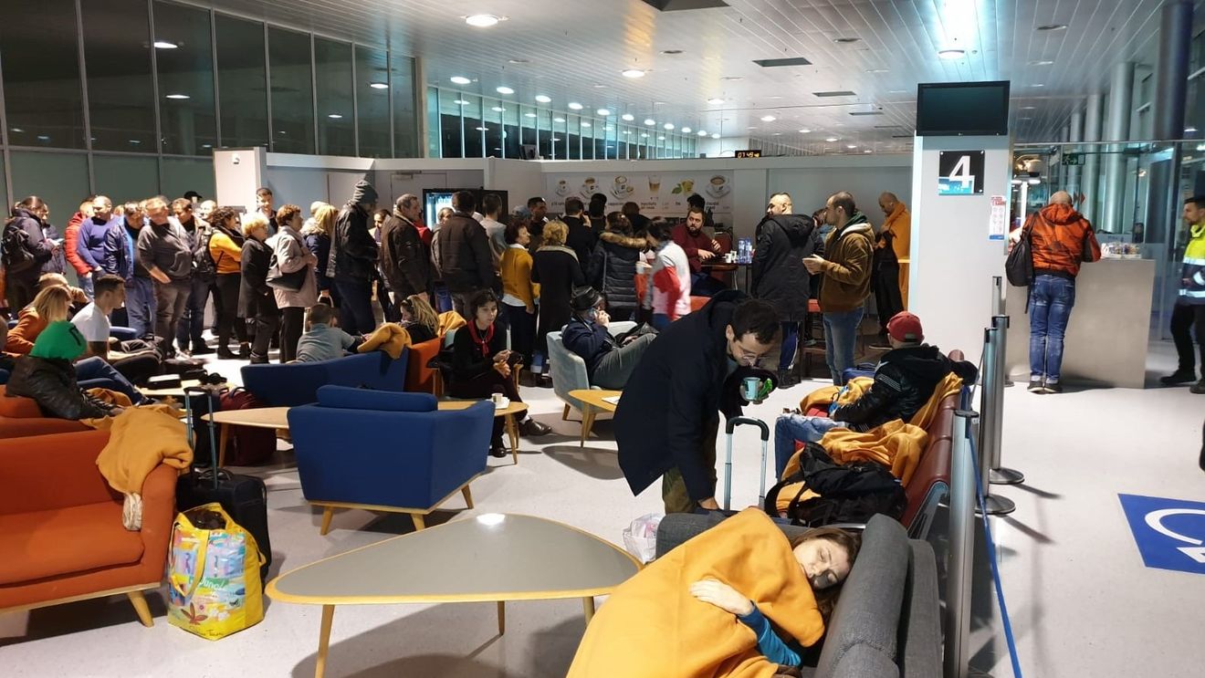 VIDEO 181 de persoane, printre care și Laura Codruța Kovesi, blocate pe un aeroport din Belgia de 19 ore/ Pasager: Nu am avut nici un contact cu Wizzair, nici un reprezentant nu a fost alături de noi, nu ni s-a răspuns la telefon