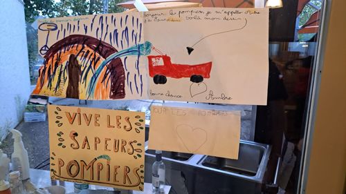 FOTO Mesaje emoționante lăsate în urmă de copiii francezi evacuați din calea incendiilor / Pompierii români continuă misiunile în Franţa în zona Boutox a Parcului natural regional Landes de Gascogne