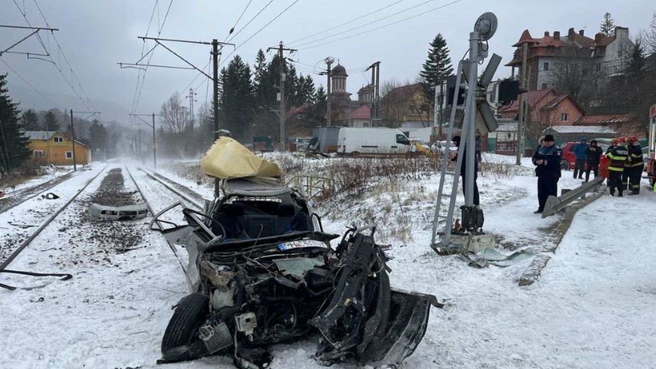 Trei persoane, între care un copil de 12 ani, au ajuns în stare gravă la spital după ce mașina le-a fost zdrobită de tren, în Bușteni/ Șoferul nu a oprit la nivel cu calea ferată