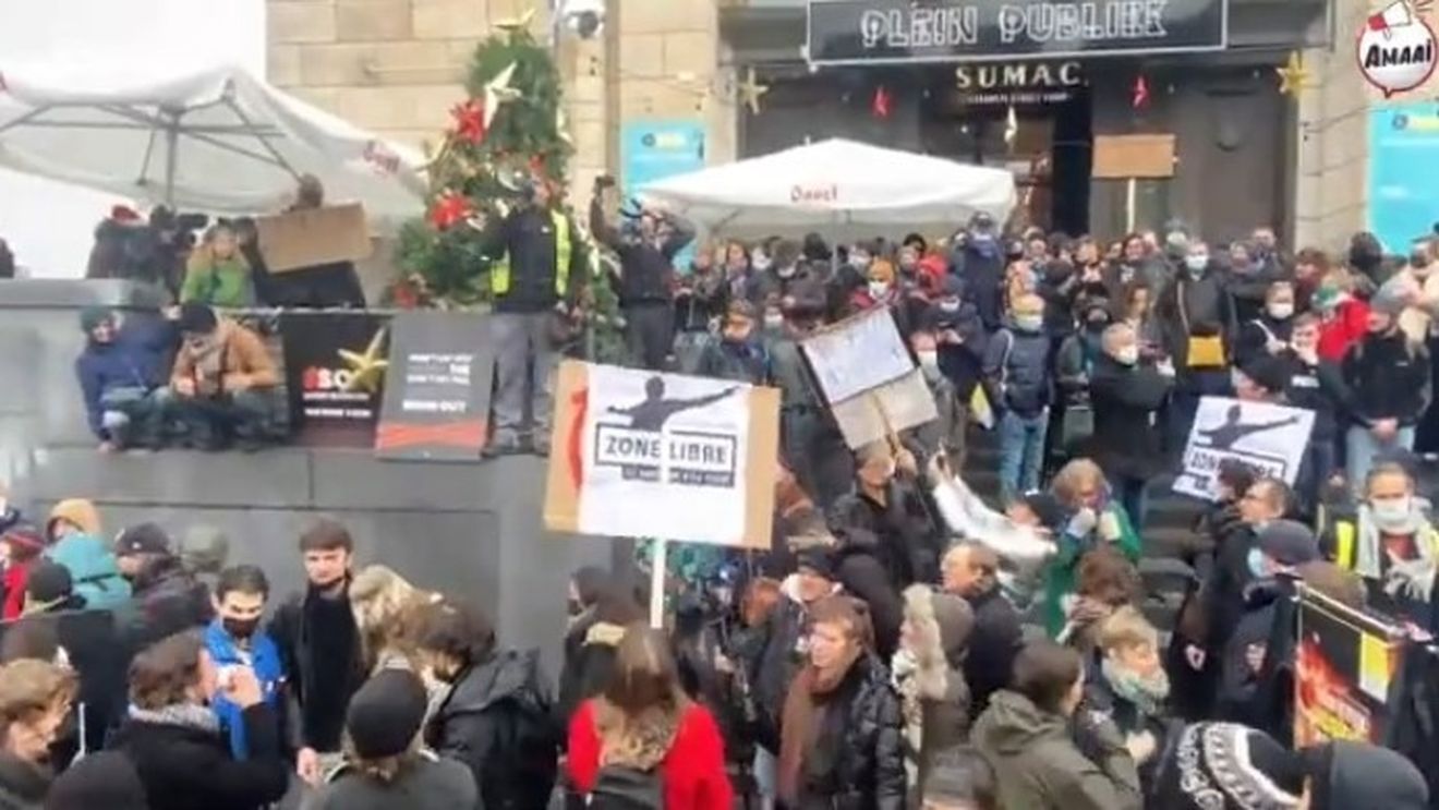 Zeci de mii de belgieni protestează în stradă la Bruxelles împotriva măsurilor de austeritate preconizate de noul guvern și în special împotriva proiectului de desfiinţare a pensionărilor anticipate