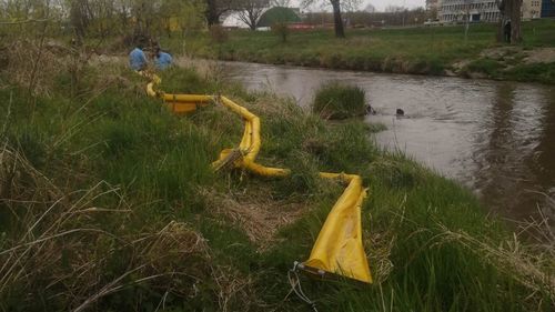 Bariera plutitoare care colectează deşeurile de pe Râul Olt s-a rupt la o zi după ce a fost montată