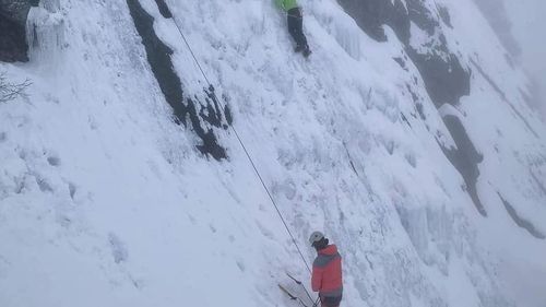 Doi turişti au rămas blocaţi pe traseul Jepii Mari din masivul Bucegi. Ei au fost coborâți cu ajutorul corzilor