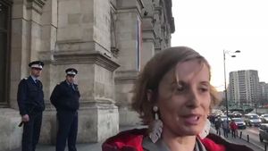 Magistrații au fost împiedicați de jandarmi să protesteze pe treptele Curții de Apel București. O judecătoare a rămas totuși neclintită în fața CAB: Eu m-am așezat și asta este. Am înțeles că există un ordin al președintelui Curții, dar nu mi-a fost arătat