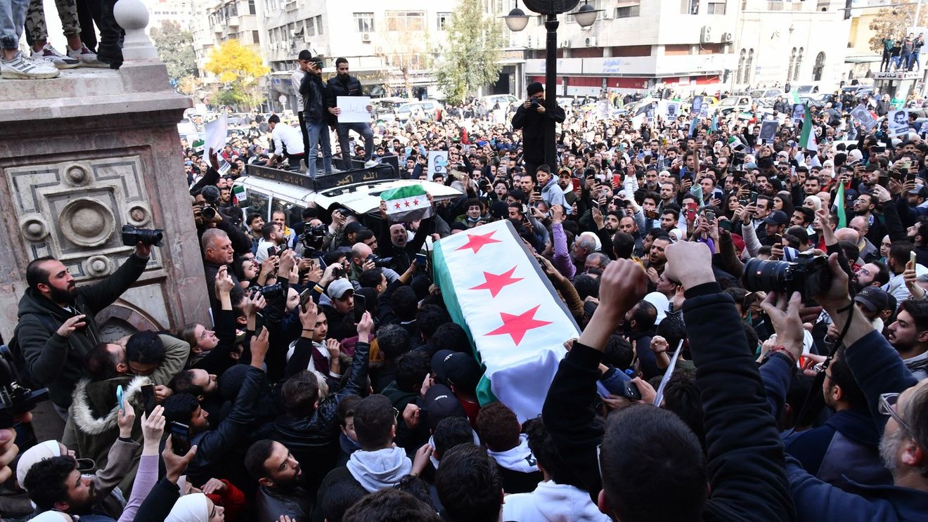 Sirienii cer dreptate la funeraliile activistului care a devenit un simbol al brutalității regimului de la Damasc / Mazen al-Hamada a fost deținut și torturat după revolta din 2011 împotriva regimului Assad