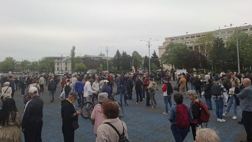 FOTO Manifestație pentru susținerea premierului Bolojan în Piața Victoriei, după ce PSD a decis să-i retragă sprijinul politic