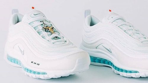 "Tenişii lui Iisus", care conţin apă sfinţită injectată în talpă, vânduţi în câteva minute cu 3.000 de dolari