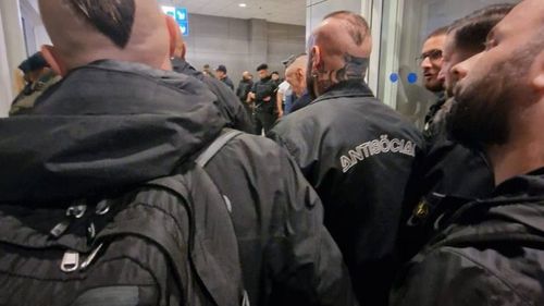 Douăzeci și unu de membri ai unei grupări neofasciste italiene, arestați la Atena / Voiau să participe la comemorarea a doi membri Zorii Aurii, partid ultranaționalist din Grecia