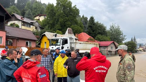 Furtunile au generat pagube în 16 județe și în București: 123 de copaci și cinci stâlpi, doborâți de vânt, 88 de autoturisme avariate în toată țara / Circulația, afectată pe patru drumuri naționale / Viitura formată pe DN1, în Bușteni, a surprins aproximativ 30 de autoturisme