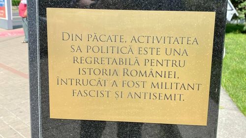 Decizie fără precedent la Iași: Primăria a montat o inscripție în care îl acuză pe Octavian Goga de fascism și antisemitism chiar pe statuia inaugurată de primarul Mihai Chirica