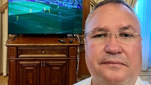 Replica lui Ciucă, la prezența lui Ciolacu pe stadion la meciul România-Ucraina: selfie cu televizorul
