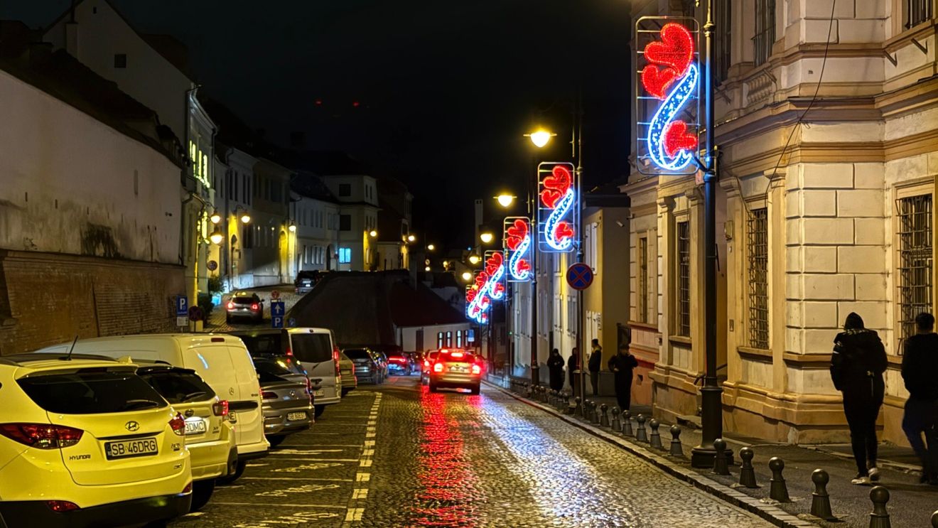 Inimioare în loc de Moș Crăciun / Primăria Sibiu a înlocuit o parte din decorațiuni: „Perioada sărbătorilor este sau ar trebui să fie despre oameni, despre empatie” / O instalație costă 577 de euro