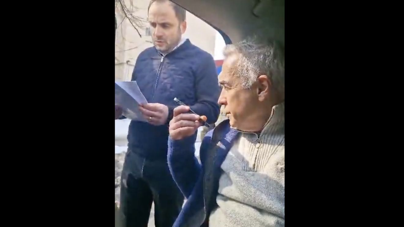 VIDEO Momentul în care Călin Georgescu a fost ridicat de procurori din trafic. A cerut să meargă la toaletă și a fost condus de polițiști