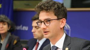 Iulian Bulai anunță că va propune în USR inițierea unei moțiuni simple împotriva ministrului Culturii / Așteaptă de la Lucian Romașcanu să-l demită pe directorul Teatrului Național