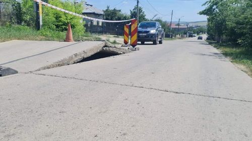 Un drum din Iași, vechi de 70 de ani, s-a deformat din cauza caniculei / ”A fost făcut după tehnica de atunci, fără armături și cu rosturile de dilatație care nu mai corespund”