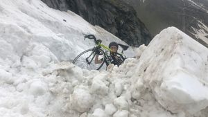 Doi britanici au urcat cu bicicletele pe Transfăgărășan. ”Au fost nevoiți să se cațăre peste un segment de zăpadă necurățat încă”