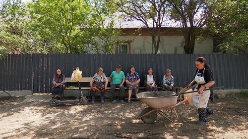 „Statul Degeaba”. Necșești, localitatea unde oamenii își cară apă din satele din jur. Țeava făcută de guvern e seacă